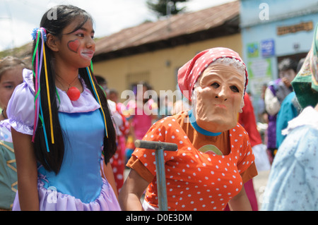 Défilé du jour de l'indépendance guatémaltèque Antigua Guatemala // ANTIGUA GUATEMALA, Guatemala — dans la matinée de la veille du jour de l'indépendance guatémaltèque (célébré le 15 septembre), des centaines d'écoliers d'Antigua et des villages environnants défilent dans un défilé de groupes scolaires à Antigua, certains en costume et d'autres en uniforme scolaire. Le défilé comprend également des orchestres de marche de l'école et des cheerleaders. Le cortège commence au Parque Central et passe devant l'église jaune vif de la Merced et sur le stade municipal. Banque D'Images