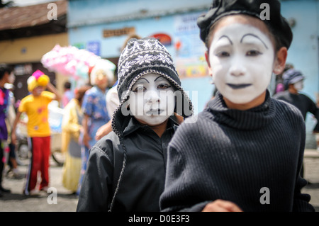 ANTIGUA GUATEMALA, Guatemala — dans la matinée de la veille de la fête de l’indépendance du Guatemala (célébrée le 15 septembre), des centaines d’écoliers d’Antigua et des villages environnants défilent dans un défilé de groupes scolaires à Antigua, certains en costume et d’autres en uniforme scolaire. Le défilé comprend également des orchestres de marche de l'école et des cheerleaders. Le cortège commence au Parque Central et passe devant l'église jaune vif de la Merced et sur le stade municipal. Banque D'Images