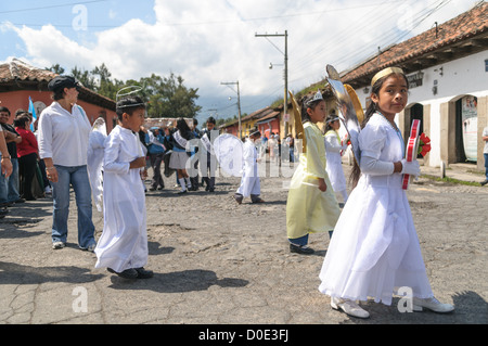 ANTIGUA GUATEMALA, Guatemala — dans la matinée de la veille de la fête de l’indépendance du Guatemala (célébrée le 15 septembre), des centaines d’écoliers d’Antigua et des villages environnants défilent dans un défilé de groupes scolaires à Antigua, certains en costume et d’autres en uniforme scolaire. Le défilé comprend également des orchestres de marche de l'école et des cheerleaders. Le cortège commence au Parque Central et passe devant l'église jaune vif de la Merced et sur le stade municipal. Banque D'Images