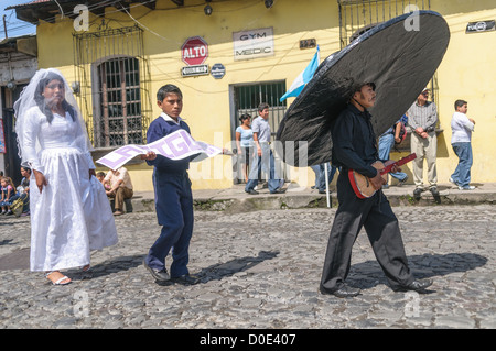 ANTIGUA GUATEMALA, Guatemala — dans la matinée de la veille de la fête de l’indépendance du Guatemala (célébrée le 15 septembre), des centaines d’écoliers d’Antigua et des villages environnants défilent dans un défilé de groupes scolaires à Antigua, certains en costume et d’autres en uniforme scolaire. Le défilé comprend également des orchestres de marche de l'école et des cheerleaders. Le cortège commence au Parque Central et passe devant l'église jaune vif de la Merced et sur le stade municipal. Banque D'Images