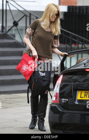 Modèle allemand Claudia Schiffer tombe son fils Caspar top School London, England - 05.11.10 Banque D'Images