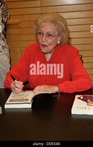 Betty White signe des exemplaires de son nouveau livre à la librairie Barnes & Noble à Santa Monica Los Angeles, Californie - 29.10.10 Banque D'Images