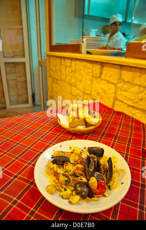 Le spaghetti Frutti di Mare fruits de mer plat de spaghetti restaurant Trattoria 500 centro storico vieille ville Naples Italie Banque D'Images