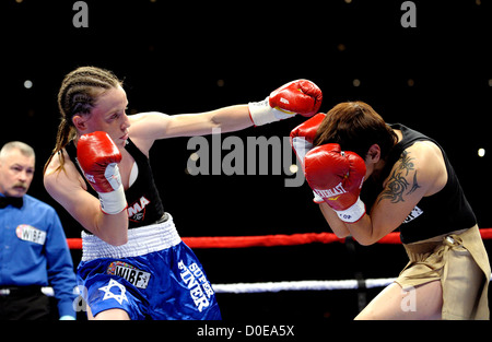 Hagar (plus fine) israéliennes vs Julia Sahin (Allemand), Championnat de la masselotte WIBF 115 lbs Rumble à Rama XIII match de boxe tenu à Banque D'Images