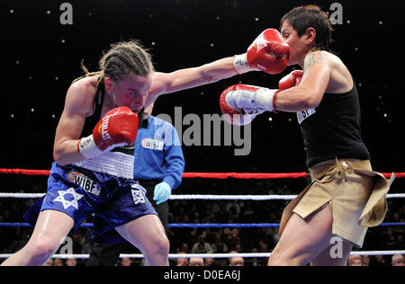 Hagar (plus fine) israéliennes vs Julia Sahin (Allemand), Championnat de la masselotte WIBF 115 lbs Rumble à Rama XIII match de boxe tenu à Banque D'Images