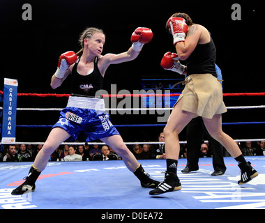 Hagar (plus fine) israéliennes vs Julia Sahin (Allemand), Championnat de la masselotte WIBF 115 lbs Rumble à Rama XIII match de boxe tenu à Banque D'Images