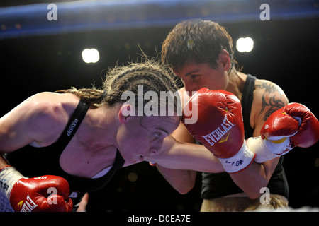 Hagar (plus fine) israéliennes vs Julia Sahin (Allemand), Championnat de la masselotte WIBF 115 lbs Rumble à Rama XIII match de boxe tenu à Banque D'Images