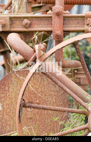 Rusty volant de vieilles machines agricoles. Banque D'Images