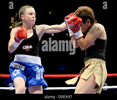 Hagar (plus fine) israéliennes vs Julia Sahin (Allemand), Championnat de la masselotte WIBF 115 lbs Rumble à Rama XIII match de boxe tenu à Banque D'Images