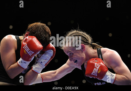 Hagar (plus fine) israéliennes vs Julia Sahin (Allemand), Championnat de la masselotte WIBF 115 lbs Rumble Rama XIII match de boxe tenu Casino Banque D'Images