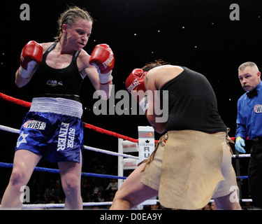 Hagar (plus fine) israéliennes vs Julia Sahin (Allemand), Championnat de la masselotte WIBF 115 lbs Rumble à Rama XIII match de boxe tenu à Banque D'Images