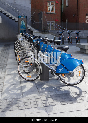 Service de location de vélos publics Dublinbikes sans rouler sur des supports à vélo en ville de Dublin City station scheme, le sud de l'Irlande, l'Eire Banque D'Images