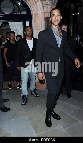 Jonathan 'JB' Gill et Marvin Humes de JLS de quitter le Club de George London Angleterre Olga Banque D'Images