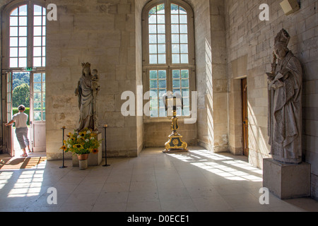 STATUE DE LA VIERGE À L'ENFANT ET DE SAINT-AMBROISE L'ÉGLISE À L'ÉGLISE NOTRE-DAME DE L'ABBAYE DU BEC Le BEC-HELLOUIN EURE (27) FRANCE Banque D'Images