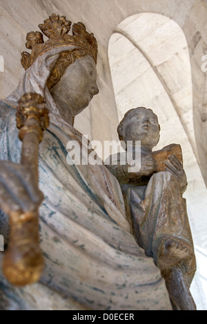 16ème siècle STATUE DE LA VIERGE À L'ENFANT À L'ÉGLISE NOTRE-DAME DE L'ABBAYE DU BEC Le BEC-HELLOUIN EURE (27) FRANCE Banque D'Images