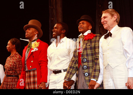 Washington, Sharon Colman Domingo, Joshua Henry, Forrest McClendon, John Cullum et cast soirée d'ouverture de la comédie musicale Banque D'Images