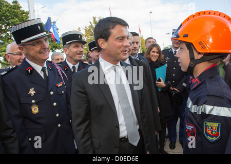 MANUEL VALLS, MINISTRE DE L'INTÉRIEUR LE COLONEL ERIC FAURE PRÉSIDENT FNSPF 19E CONGRÈS NATIONAL DES POMPIERS FRANÇAIS AMIENS SOMME (80) Banque D'Images