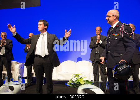 MANUEL VALLS, MINISTRE DE L'INTÉRIEUR LE COLONEL ERIC FAURE PRÉSIDENT FNSPF 19E CONGRÈS NATIONAL DES POMPIERS FRANÇAIS AMIENS SOMME (80) Banque D'Images