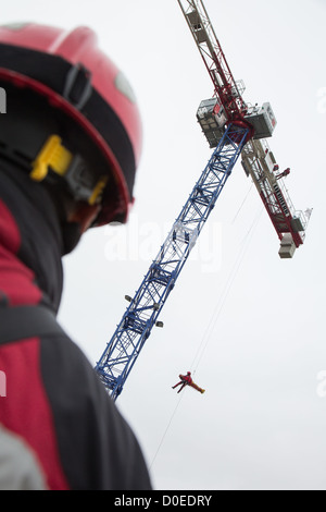 Opération de sauvetage À LA VICTIME D'ÉVACUATION DU SITE DE CONSTRUCTION GRUTIER ESSONNE GRIMP de treuillage HÉLICOPTÈRE ARPAJON FRANCE Banque D'Images