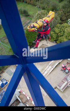 Opération de sauvetage À LA VICTIME D'ÉVACUATION DU SITE DE CONSTRUCTION GRUTIER ESSONNE GRIMP de treuillage HÉLICOPTÈRE ARPAJON FRANCE Banque D'Images