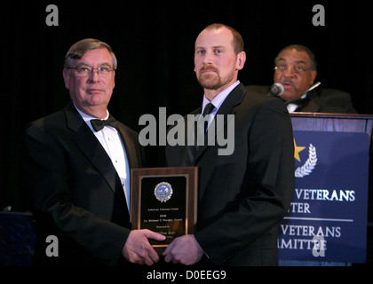 Maître de cérémonie Paul Berry, de SSG Dillon Behr, bénéficiaire de l'Inauguaral Lt Michael Murphy award la vaillance dans Banque D'Images