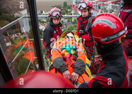 Opération de sauvetage D'UNE VICTIME SUR UN SITE DE CONSTRUCTION L'ÉVACUATION D'UN OPÉRATEUR DE GRUE PAR LE GRIMP DE L'ESSONNE ARPAJON FRANCE Banque D'Images