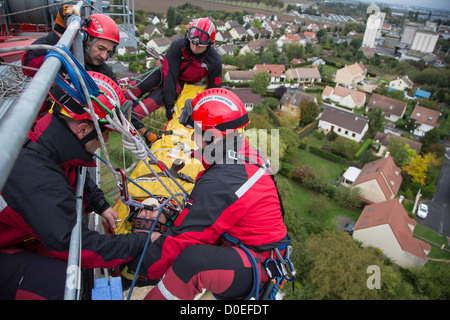 Opération de sauvetage à l'ÉVACUATION DES VICTIMES DU CHANTIER CONDUCTEUR DE GRUE POUR LA PRÉPARATION DE L'ESSONNE GRIMP au treuil de l'hélicoptère d'Arpajon Banque D'Images