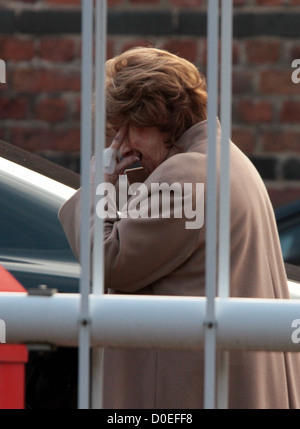 Barbara Knox l 'Coronation Street' comédienne au Granada Studios sporting deux yeux noirs, des ecchymoses sur son visage et un plâtre Banque D'Images