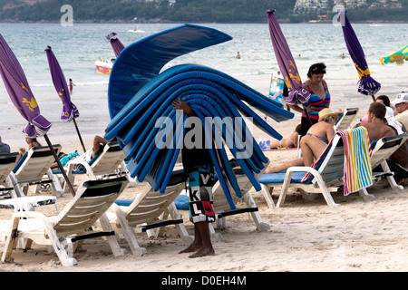 Plage thaïlandaise flips vendeur coussin chaise longue Banque D'Images