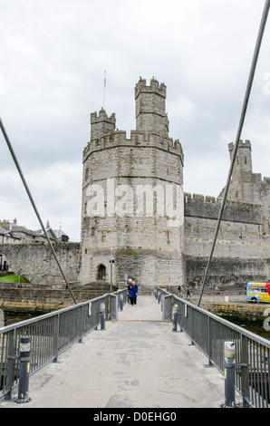 CAERNARFON, pays de Galles — Un pont-levis moderne sur la rivière Seiont au château de Caernarfon, dans le nord-ouest du pays de Galles. Un château se trouvait à l'origine sur le site datant de la fin du XIe siècle, mais à la fin du XIIIe siècle, le roi Édouard Ier a commandé une nouvelle structure qui se tient à ce jour. Il a des tours distinctives et est l'un des mieux conservés de la série de châteaux commandés par Édouard Ier. Banque D'Images