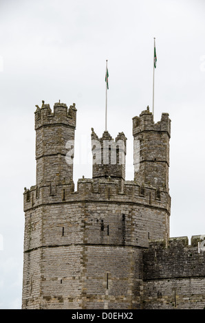 CAERNARFON, pays de Galles — un des parapets du château de Caernarfon, dans le nord-ouest du pays de Galles. Un château se trouvait à l'origine sur le site datant de la fin du XIe siècle, mais à la fin du XIIIe siècle, le roi Édouard Ier a commandé une nouvelle structure qui se tient à ce jour. Il a des tours distinctives et est l'un des mieux conservés de la série de châteaux commandés par Édouard Ier. Banque D'Images