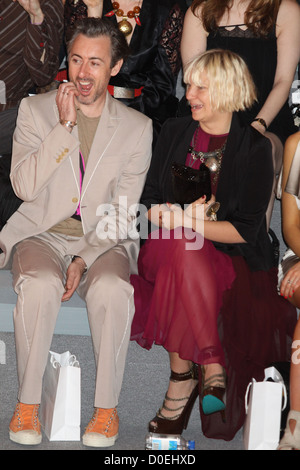 Alan Cummings et Sia Furler Mercedes-Benz IMG New York Fashion Week Spring/Summer 2011 - Christian Siriano - Nouveau front row Banque D'Images