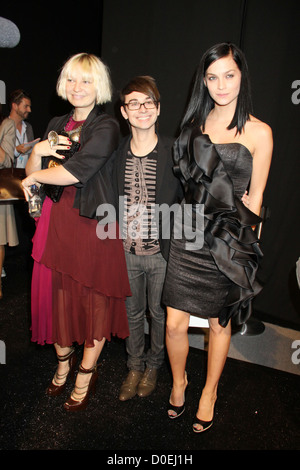 Sia Furler, Christian Siriano et Leigh Lezark Mercedes-Benz IMG New York Fashion Week Spring/Summer 2011 - Christian Siriano - Banque D'Images