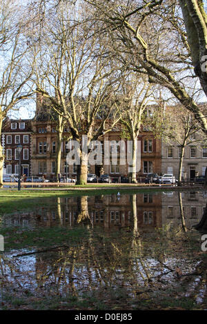 Bristol, Royaume-Uni. 23 novembre 2012. Jours de fortes pluies ont laissé de grandes parties de la SW UK inondées. Après le soleil est revenu, Queen's Square, Bristol a été connecté de l'eau à gauche. Crédit : Rob Hawkins / Alamy Live News Banque D'Images
