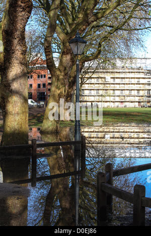 Bristol, Royaume-Uni. 23 novembre 2012. Jours de fortes pluies ont laissé de grandes parties de la SW UK inondées. Après le soleil est revenu, Queen's Square, Bristol a été connecté de l'eau à gauche. Crédit : Rob Hawkins / Alamy Live News Banque D'Images
