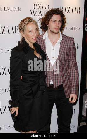 Sam Taylor Wood, Aaron Johnson Harper's Bazaar Femme de l'année 2010 s'est tenue à l'une des arrivées - Mayfair - Londres, Angleterre Banque D'Images