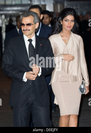 La partie propriétaire de l'Hôtel Savoy Prince Alwaleed Bin Talal Bin Abdulaziz Alsaud et son épouse la princesse Amira attendent l'arrivée de Banque D'Images