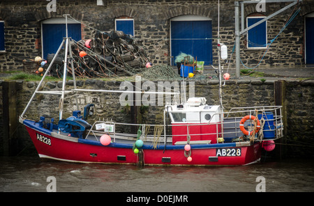 Rouge un chalutier de pêche amarrés au quai pendant une tempête à Aberystwyth, sur la côte ouest du pays de Galles. Banque D'Images