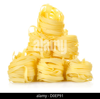 Pile de tagliatelles pâtes isolé sur fond blanc Banque D'Images