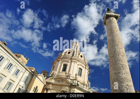 La Colonne Trajane située dans le Forum de Trajan, la plus grande des forums impériaux de Rome, Italie Banque D'Images