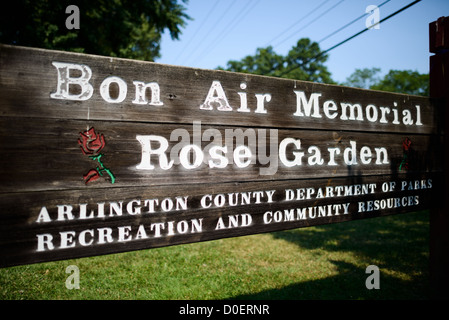 ARLINGTON, Virginie, États-Unis — le jardin de roses bon Air à Arlington, un jardin serein et magnifiquement aménagé avec une grande variété de roses. Les visiteurs se promènent le long des sentiers, admirant les fleurs vibrantes et les parfums. Le jardin offre une retraite tranquille et un endroit populaire pour la photographie et la détente. Banque D'Images