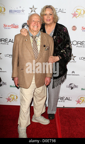 Mickey Rooney et épouse, Jan Chamberlin le 50e anniversaire d'anniversaire pour l'Hollywood Walk of Fame qui a eu lieu sur la promenade de Banque D'Images