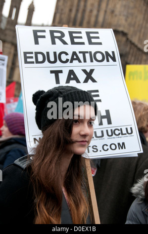 Manifestation organisée par NUS contre l'éducation des coupes. Une jeune femme est titulaire d'une plaque disant 'gratuitement' l'éducation. Banque D'Images