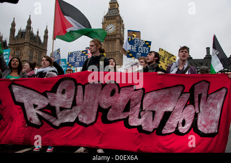 Un groupe d'étudiants se tenir en face de Big Ben à l'origine d'une grande bannière rouge disant révolution. Banque D'Images