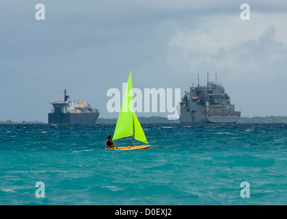 Un marin américain voiles d'un voilier Pico 4 Novembre, 2012 à Diego Garcia, territoire britannique de l'Océan Indien. Banque D'Images