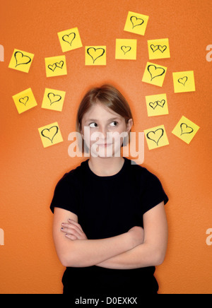 Jeune fille avec des notes autocollantes autour de sa tête représentant ses pensées Banque D'Images