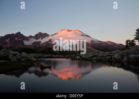 WASHINGTON - Le Mont Baker se reflétant dans un petit parc sur tarn Butte dans le mont Baker National Recreation Area au coucher du soleil. Banque D'Images