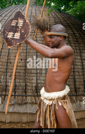 Les visiteurs de Shakaland au KwaZulu Natal, Afrique du Sud devraient profiter de la village et les résidents expliquant leur culture Banque D'Images