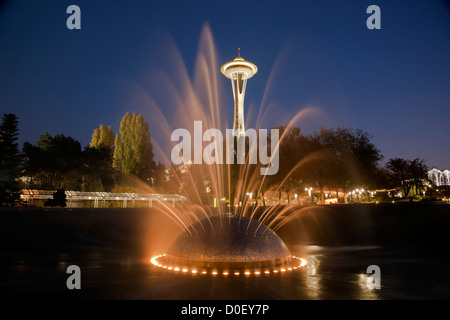 WA07866-00...WASHINGTON - La Fontaine et International Space Needle à Seattle Center dans le centre-ville de Seattle. Banque D'Images