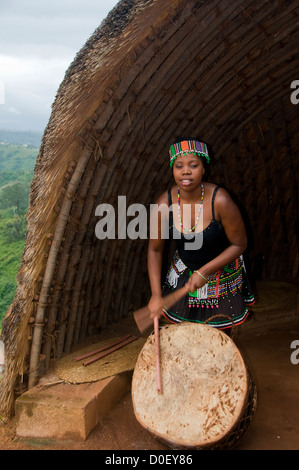 Les visiteurs de l'pheZulu Safari park près de Durban à KwaZulu Natal, Afrique du Sud devraient profiter de l'actes intéressant et des danses. Banque D'Images